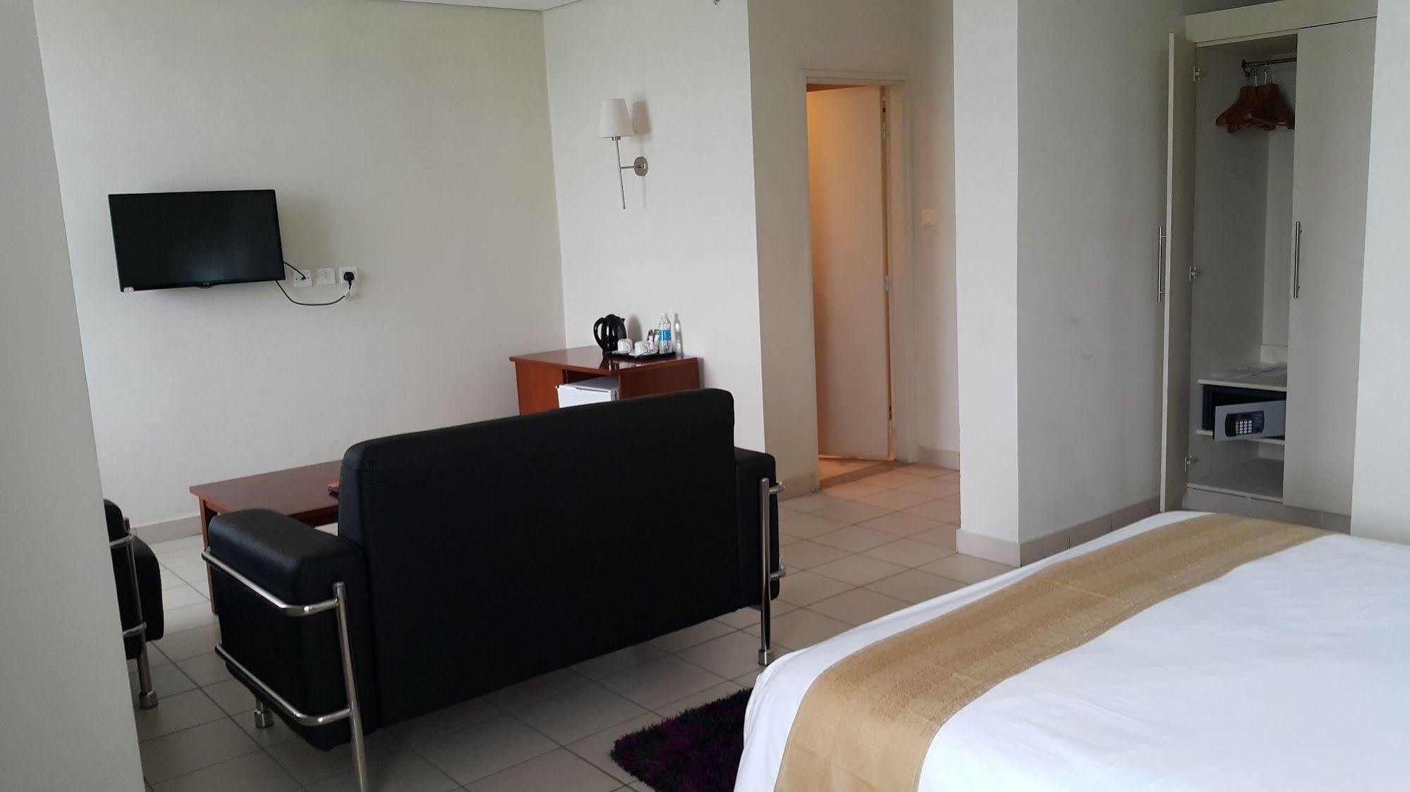 Tinapa Lakeside Hotel Calabar Esterno foto